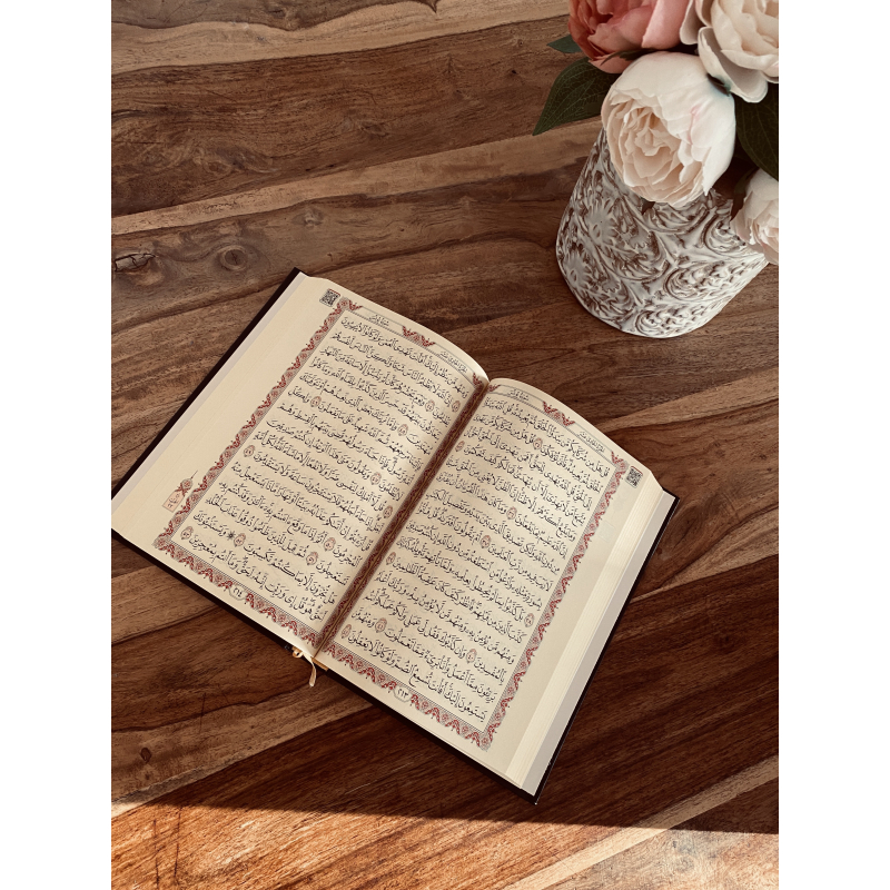 Le Saint Coran En Arabe Avec Fonction Lecture Pour Smartphone, Dans Un Fourreau Sous Forme De La Sainte Kaaba